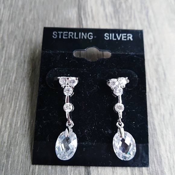 Lovely briolette cut cubic zirconia drops - Picture 1 of 3
